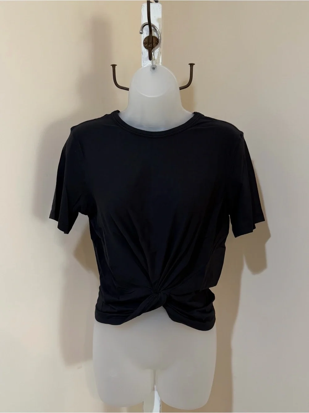 NWOT LULULEMON CRESCENT TEE TWIST FRONT WAIST LENGTH TOP IN BLACK SIZE 4